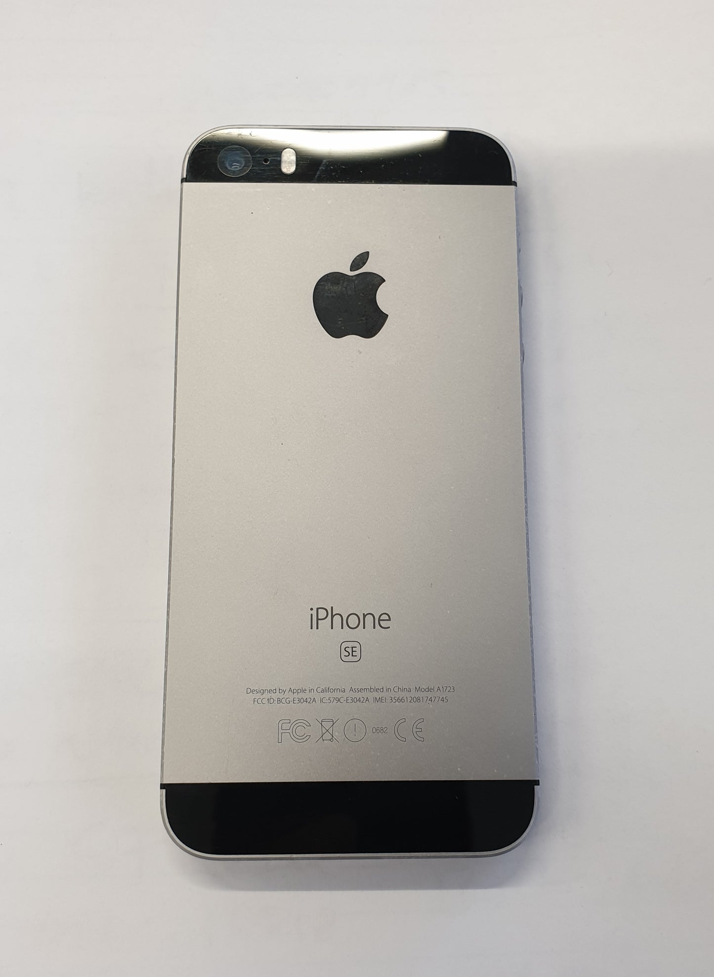 Unlocked iPhone SE 32gb (Silver)